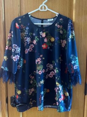 Beautiful 3/4 Sleeve Floral Tunic Top w. Lace Detail Sz. EU46 US8-10